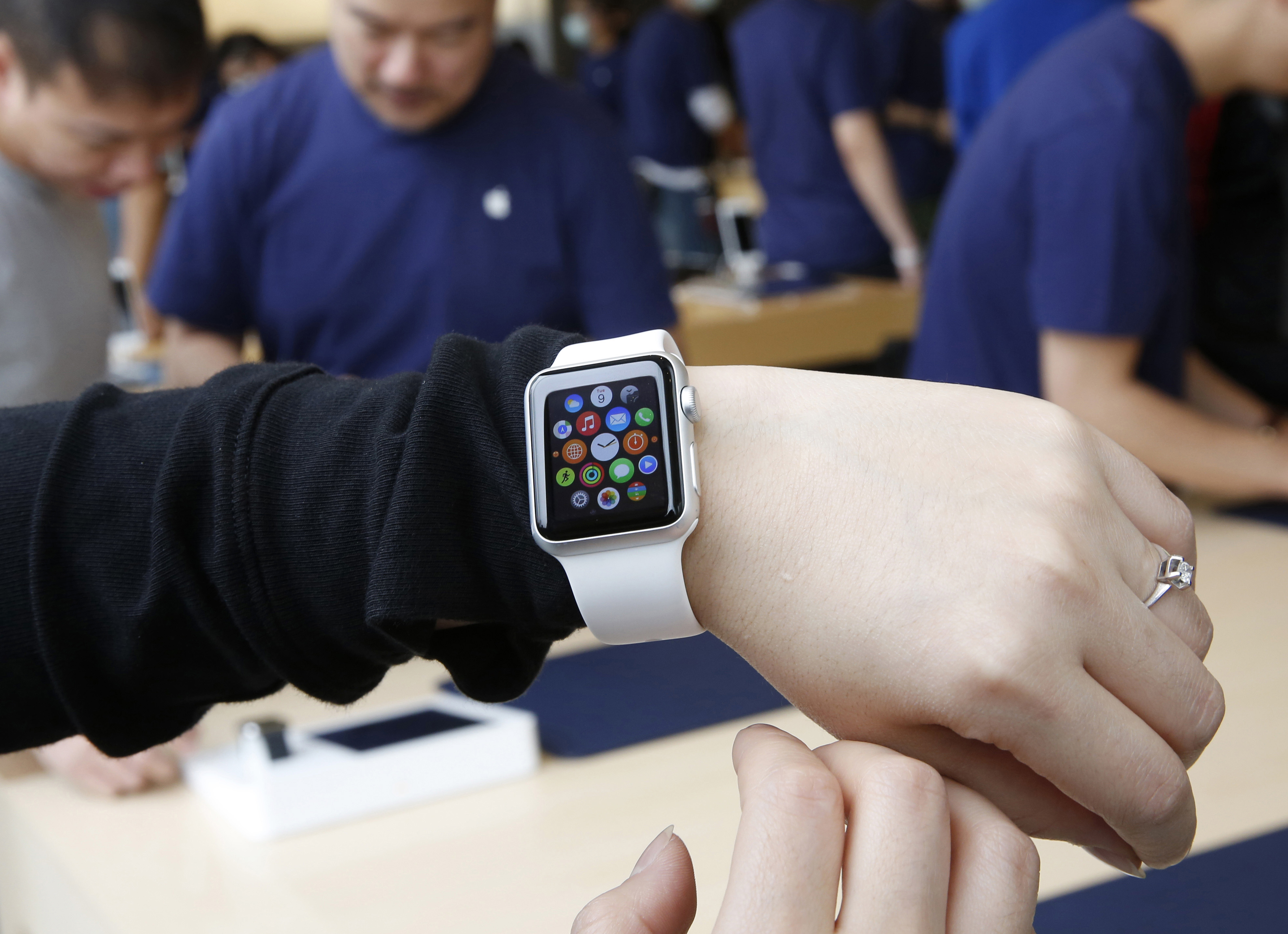 Нужны ли apple watch. Apple watch 2022 года. Компьютер Аппле вотч. Носимый компьютер. Часы эпл на людях.