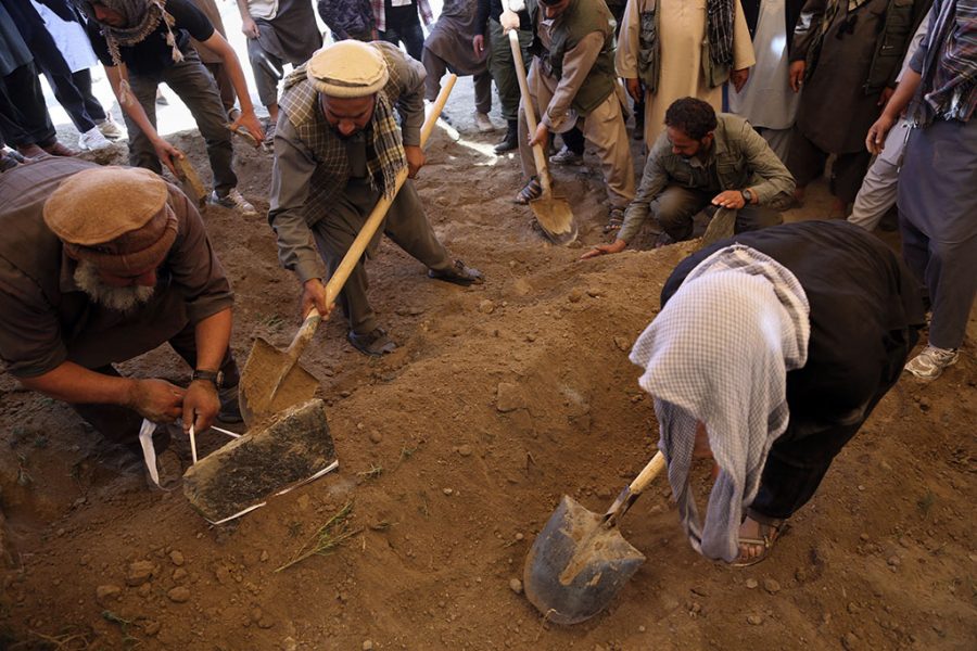 Afghans+bury+a+victim+of+Wednesdays+massive+bombing+in+the+capital%2C+Kabul.+%28AP+Photo%2FRahmat+Gul%29%0A
