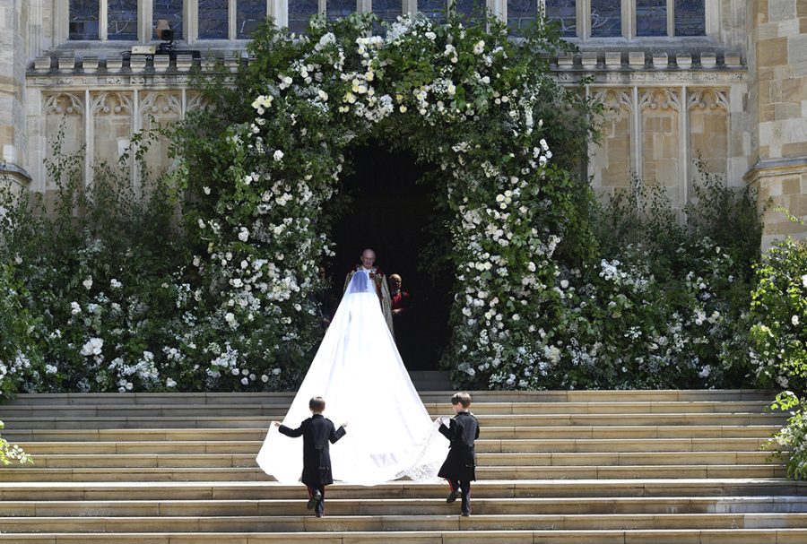 Meghan Markle arrives at Windsor Castle in wedding dress