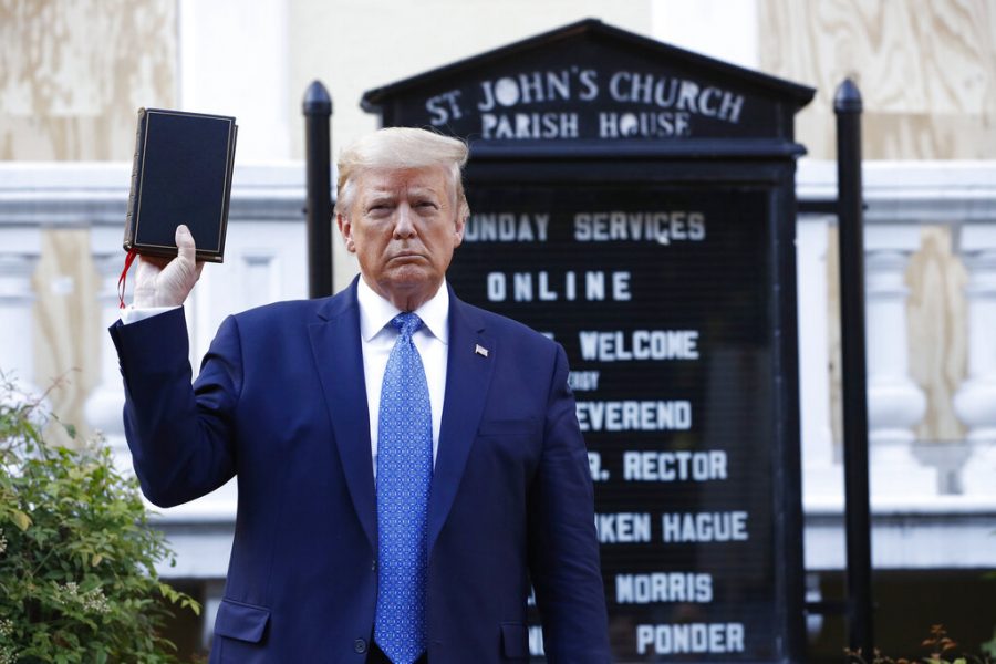 President+Trump+holds+up+a+Bible.