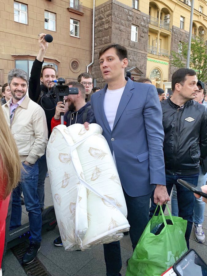 Dmitry Gudkov, center, is surrounded by people after being released in case of an expiration of 48 hours of detention in Moscow on June 3. 