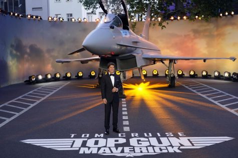 Tom Cruise in front of a fighter jet at London Top Gun: Maverick premiere
